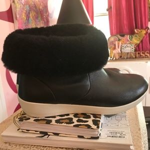 FitFlop SkateBootie Leather Ankle Boots Shearling Cuff Black Women Size 9